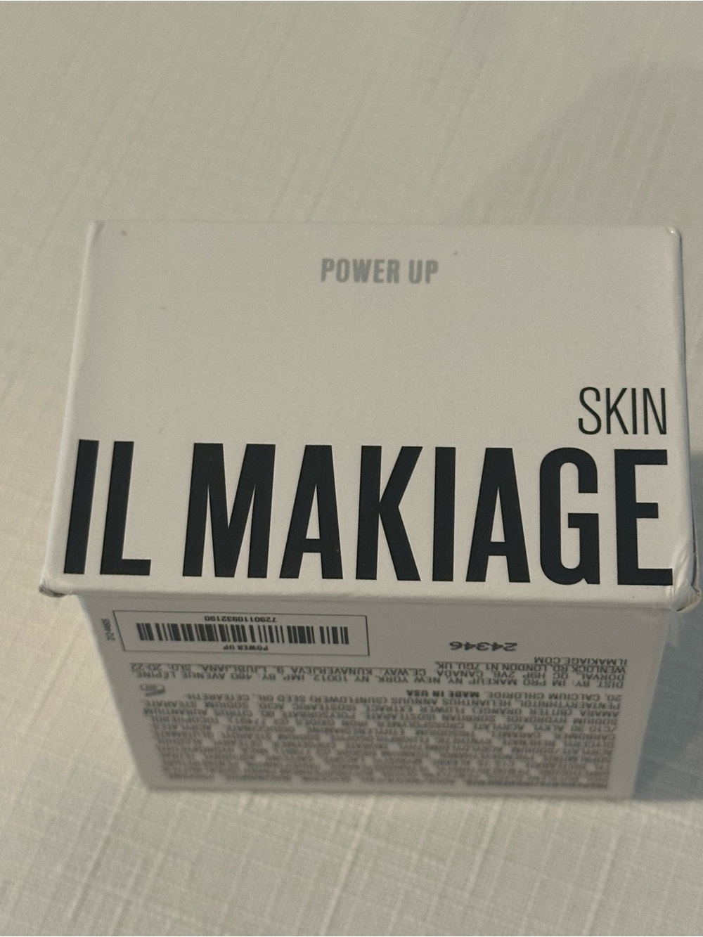 IL MAKIAGE White Minimalist Skin Packaging
